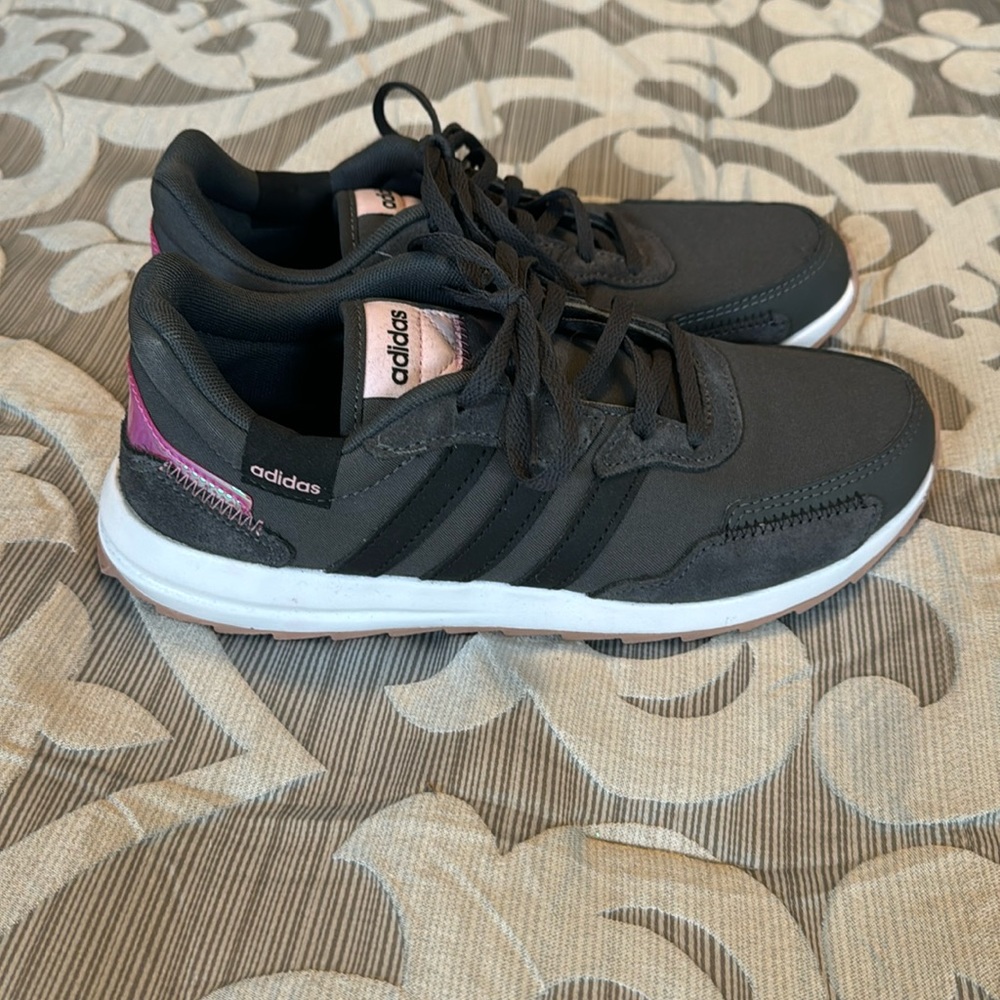 Like NEW Adidas tennis shoes